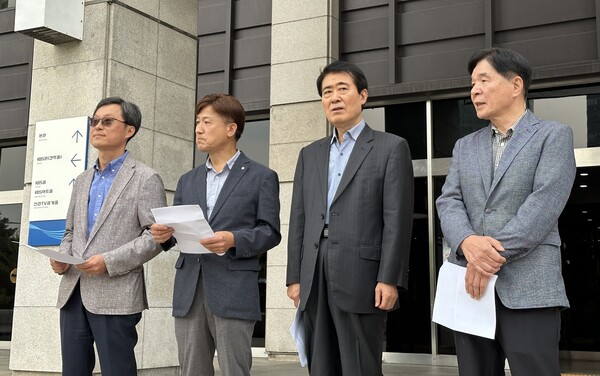 야권 추천 KBS 이사들이 13일 KBS 본관 앞에서 '박민 사장임명제청안 처리 강행 무효' 기자회견을 진행하고 있다.(사진=미디어스)