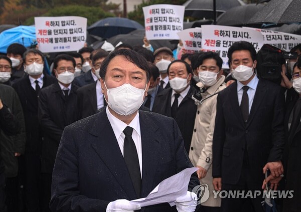 2021년 11월 10일 국민의힘 윤석열 대선후보가 10일 광주 북구 국립 5·18 민주묘지를 방문해 자신의 '전두환 옹호' 발언에 대해 사과하고 있다. 윤 후보는 이날 5·18 민주묘지 추모탑에 헌화·분향하려 했으나 반대하는 시민들에 가로막혀 추모탑 입구에서 묵념으로 참배를 대신했다.(사진=연합뉴스)