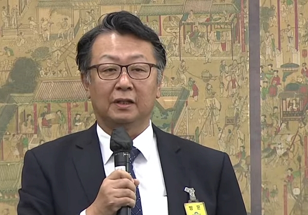 17일 국회 문화체육관광위원회 국정감사에서 남정호 한국언론진행재단 미디어본부장이 '디지털뉴스리포트' 한국어판에 한국의 주요 매체 신뢰도 조사 내용을 누락한 이유를 설명하고 있다 (국회방송 유튜브 중계화면 갈무리) 