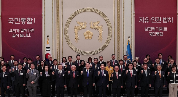 윤석열 대통령이 17일 오후 청와대 영빈관에서 열린 국민통합위원회 만찬에서 김한길 국민통합위원장, 국민의힘 김기현 대표 등 참석자들과 기념촬영을 하고 있다 (대통령실=연합뉴스)