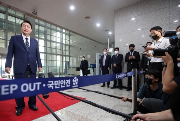 지난해 6월 윤석열 대통령이서울 용산 대통령실 청사로 출근하며 기자들의 질문에 답하는 모습 (사진=연합뉴스)