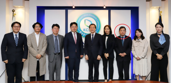 지난달 20일 임명된 방통심의위 권익보호특위 위원들. 왼쪽에서 일곱째 인물이 김인영 전 KBS보도본부장이다.(사진=방통심의위)