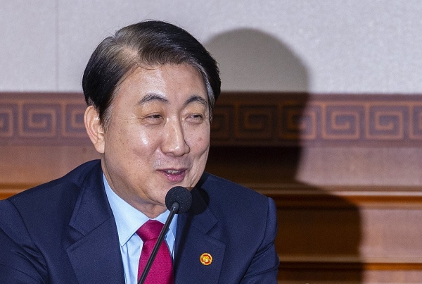 이동관 방송통신위원장이 10일 오전 서울 종로구 정부서울청사에서 열린 국무회의에 참석해 개회 전 국무위원들과 대화하고 있다 (사진=연합뉴스)