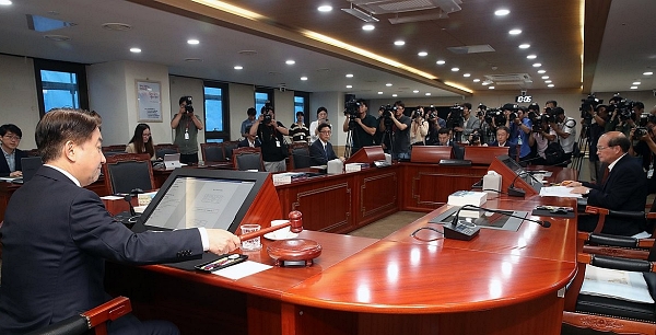 이동관 방송통신위원장이 지난 8월 28일 취임 후 첫 전체회의에 참석해 개의를 알리는 의사봉을 두드리는 모습. 5인 위원 체제여야 할 방통위는 이동관·이상인 위원만으로 운영되고 있다. (사진=연합뉴스)