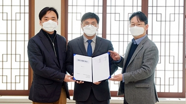 지난해 3월 4일 KBS에서 열린 '2022 단체협약' 체결식. (왼쪽부터)윤창현 언론노조위원장, 김의철 전 KBS사장, 강성원 언론노조 KBS본부장. (사진=언론노조 KBS본부)