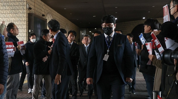 박민 KBS 사장이 14일 서울 여의도 KBS아트홀에서 열린 대국민 기자회견에서 노조원들의 항의를 받으며 입장하고 있다 (사진=연합뉴스)