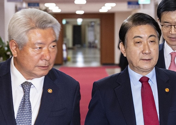 지난 10일 이동관 방송통신위원회 위원장(오른쪽)과 김홍일 국민권익위원장(왼쪽)이 서울 종로구 정부서울청사에서 열린 국무회의에 입장하는 모습 (사진=연합뉴스)