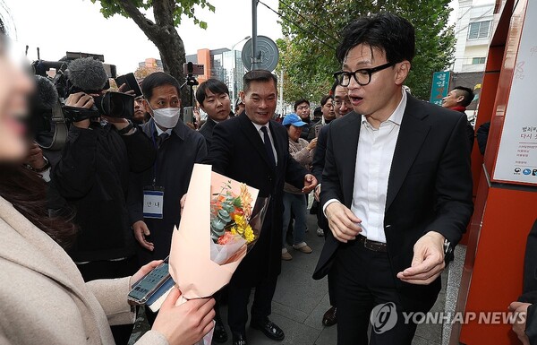 한동훈 법무부 장관이 17일 대구 수성구 스마일센터 방문 중 한 시민에게 꽃다발을 받고 있다.(연합뉴스)  