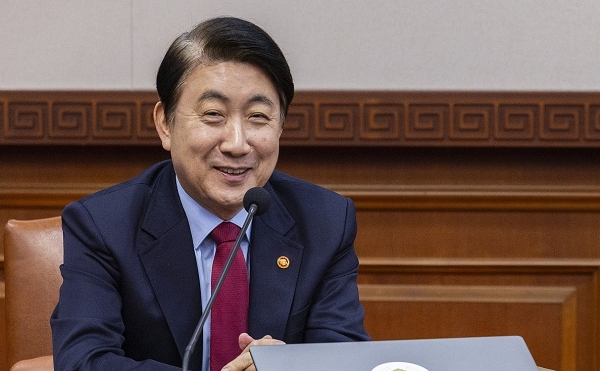 이동관 방송통신위원장이 지난 10일 오전 서울 종로구 정부서울청사에서 열린 국무회의에 참석해 개회 전 국무위원들과 대화하고 있다 (사진=연합뉴스)