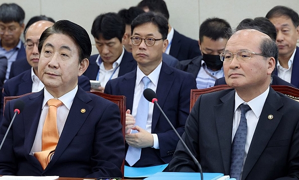 방송통신위원회 이동관 위원장(왼쪽)과 이상인 부위원장이 국회에 출석한 모습 (사진=연합뉴스)