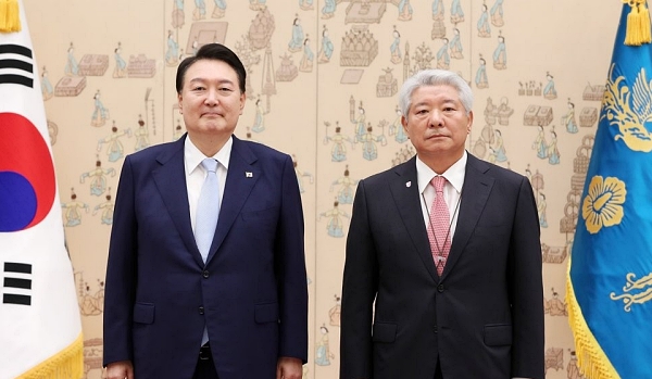 윤석열 대통령이 지난 7월 3일 서울 용산 대통령실 청사에서 김홍일 국민권익위원장에게 임명장을 수여한 뒤 기념촬영을 하는 모습 (사진=연합뉴스)