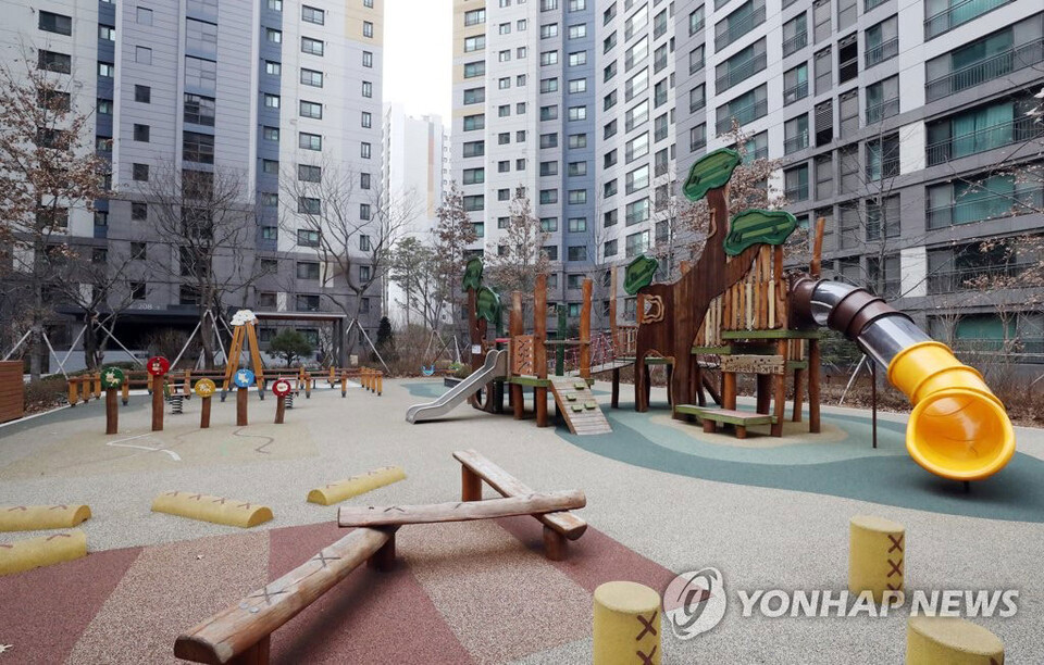 '인구절벽' 가속화...텅 빈 아파트 놀이터 (연합뉴스 자료사진)