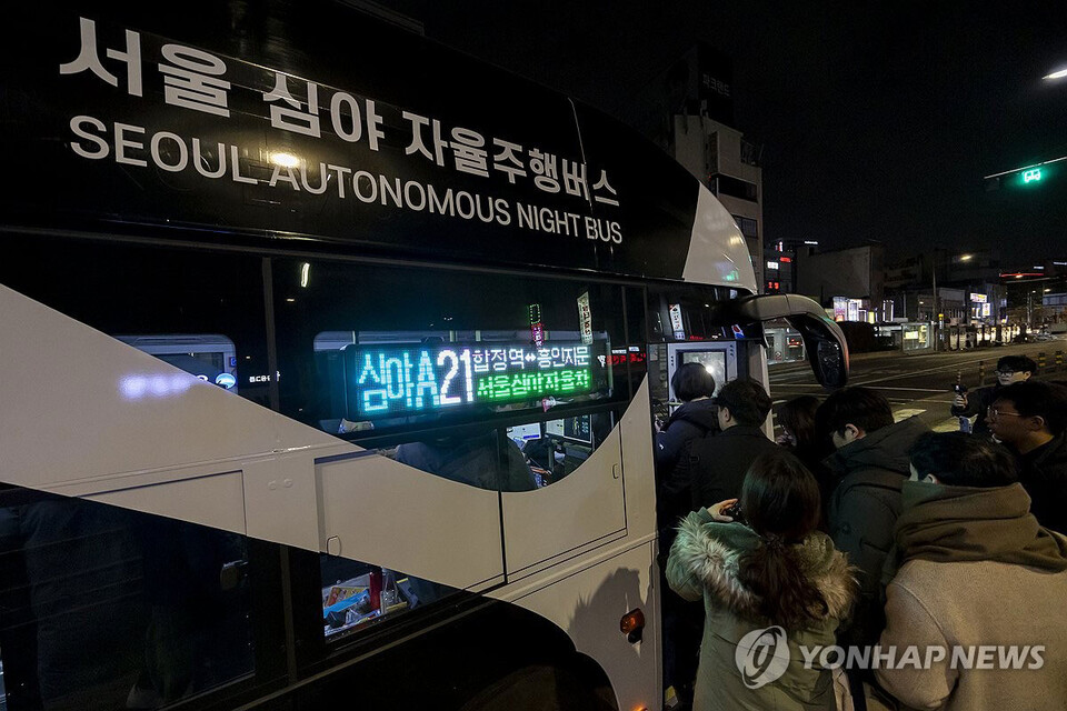 4일 밤 서울 동대문역 인근에서 심야 자율주행버스 ‘A21’번이 첫 운행을 시작하고 있다. (서울=연합뉴스)