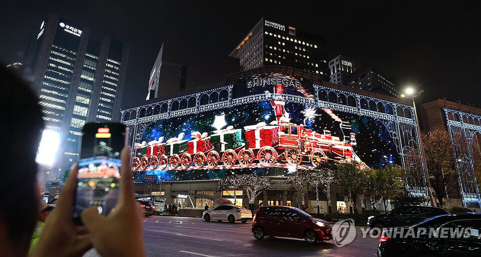 11월 9일 오후 서울 명동을 찾은 시민들이 신세계백화점 본점 외벽에 설치된 미디어 파사드를 촬영하고 있다. (서울=연합뉴스)