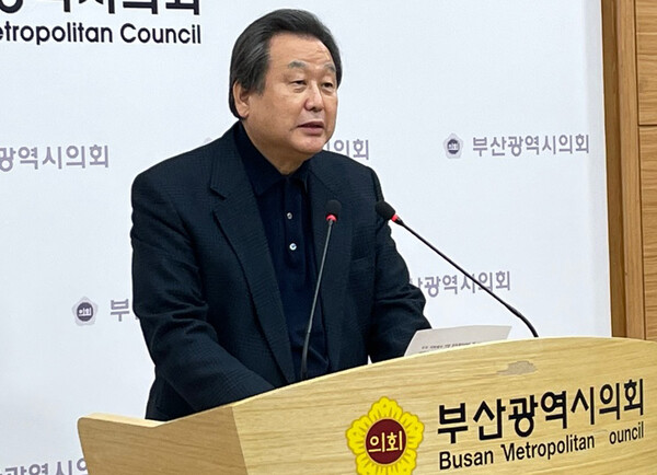 김무성 전 새누리당 당대표가 15일 부산시의회에서 제22대 총선 출마 선언을 하고 있다.(사진=연합뉴스)