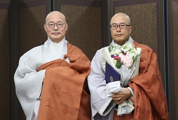 지난 2022년 12월 8일 대한불교조계종 총무원장 진우스님(왼쪽)이 삼조스님을 불교신문 신임 사장에 임명하는 모습 (사진=대한불교조계종)