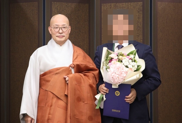 2022년 12월 15일 대한불교조계종 총무원장 진우스님(왼쪽)이 불교신문 주필에 박 모 씨를 임명한 모습 (사진=대한불교조계종)