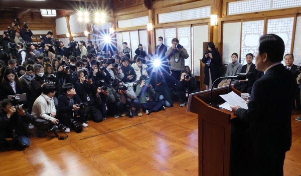 더불어민주당 이재명 대표가 31일 국회 사랑재에서 신년 기자회견을 하고 있다