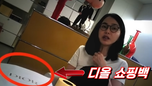 유튜브 채널 ‘서울의소리’는 지난달 27일 윤석열 대통령 배우자 김건희 씨가 명품백을 수수했다는 의혹을 제기하며 관련 영상을 공개했다