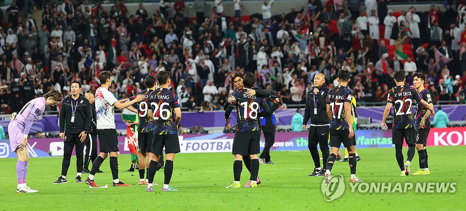 6일(현지시간) 카타르 알라이얀 아흐마드 빈 알리 스타디움 열린 2023 아시아축구연맹(AFC) 아시안컵 4강전 한국과 요르단 경기에서 0-2로 패배한 대표팀 선수들이 아쉬워하고 있다. (알라이얀=연합뉴스)