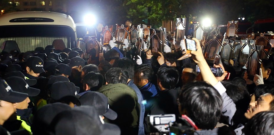 2014년 5월 8일 밤 9시경 서울 영등포구 여의도 KBS본관에 세월호 참사 유족들이 희생자들의 영정을 들고 항의방문하는 모습 (사진=연합뉴스)