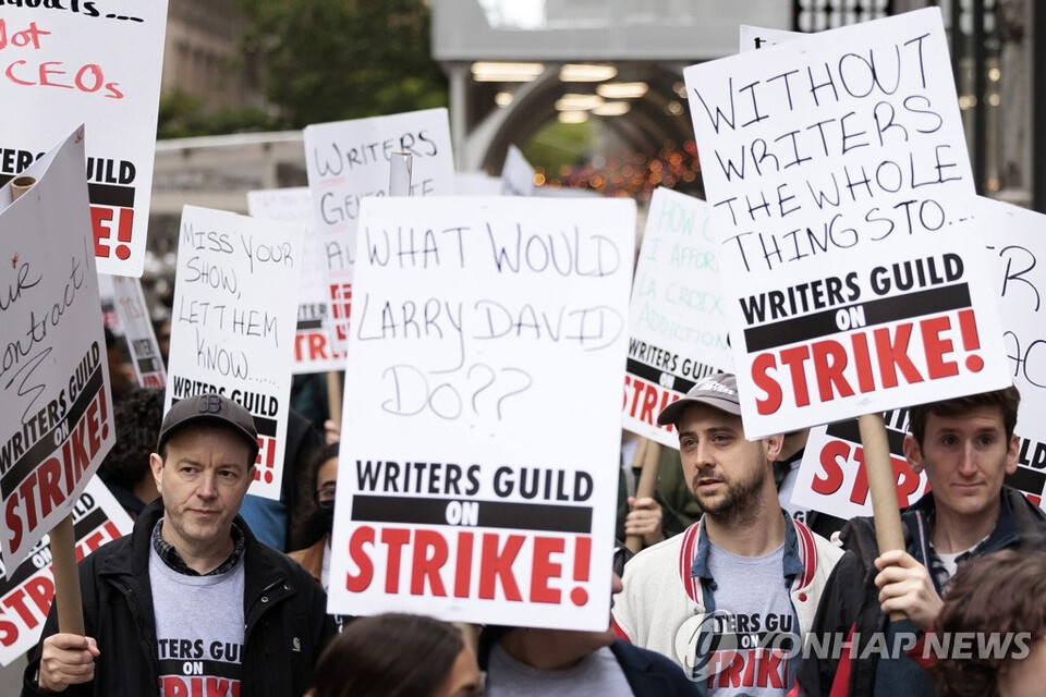 미국작가조합(WGA) 회원들이 2023년 5월 3일(현지시간) 뉴욕 넷플릭스 사무실 앞에서 시위를 벌이고 있다.  [EPA 연합뉴스 자료사진]