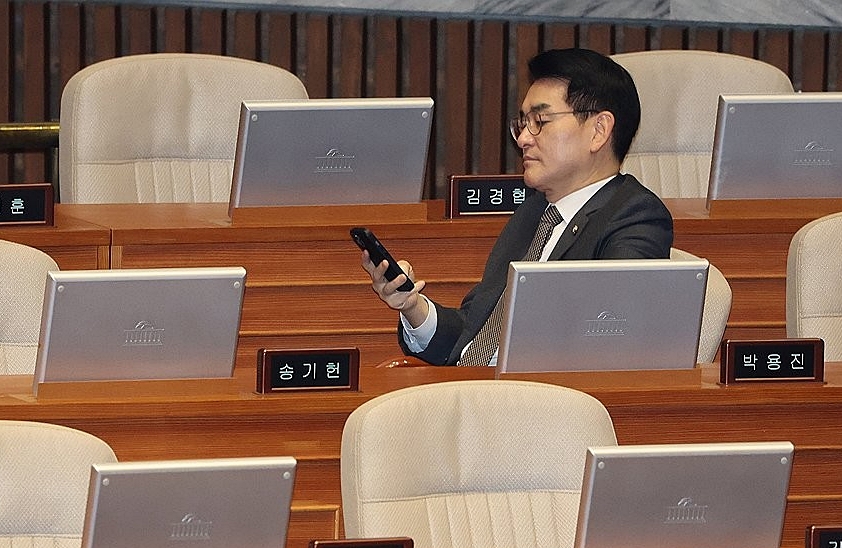 지난 20일 더불어민주당 박용진 의원이 국회 본회의장에서 핸드폰을 보고 있다. 민주당은 박 의원에게 의정활동 하위 10% 평가를 통보했다 (사진=연합뉴스)