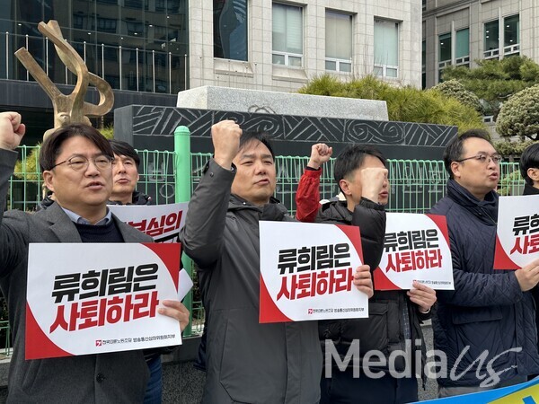 4일 언론노조가  서울 양천구 코바코 방송회관 앞에서 선방심의위·방통심의위  규탄 기자회견을 열고 있다.(사진=미디어스)