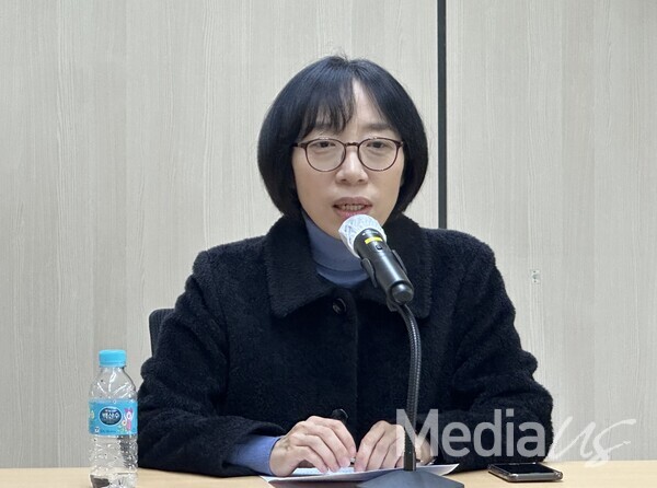 5일 김유진 방송통신심의위원이 기자간담회를 열고 복귀에 대한 입장을 밝히고 있다.(사진=미디어스)