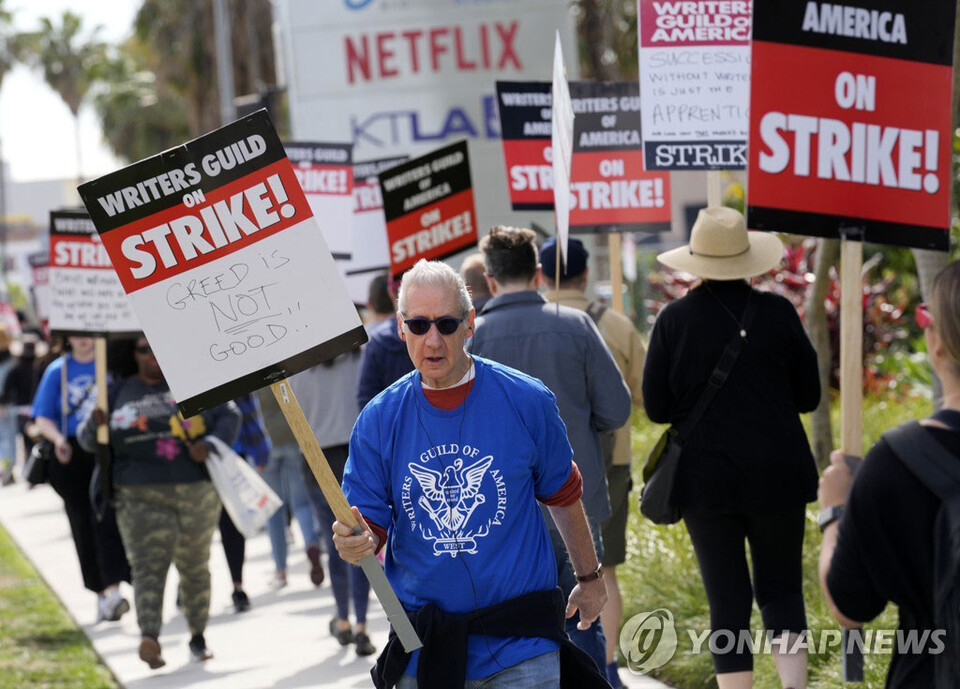 LA 넷플릭스 본사 앞에서 파업 시위하는 미국작가조합(WGA) [AP=연합뉴스]