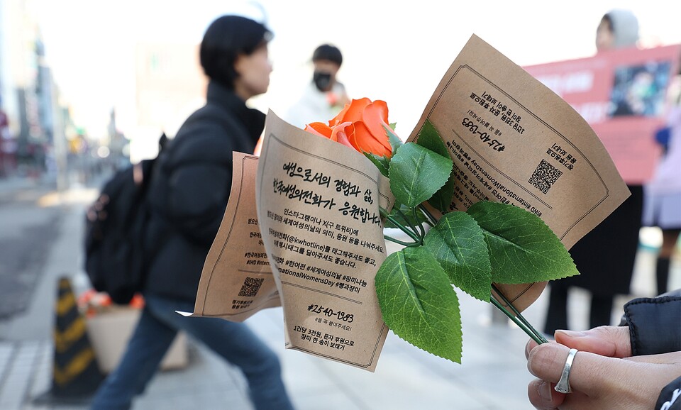 세계 여성의 날을 맞아 8일 오전 서울 서대문구 이화여대에서 한국여성의전화 관계자가 학생에게 장미꽃을 주고 있다. 한국여성의전화는 이날 서울 시내에서 5천 여명의 여성들에게 장미 나눔 캠페인을 연다(사진=연합뉴스)