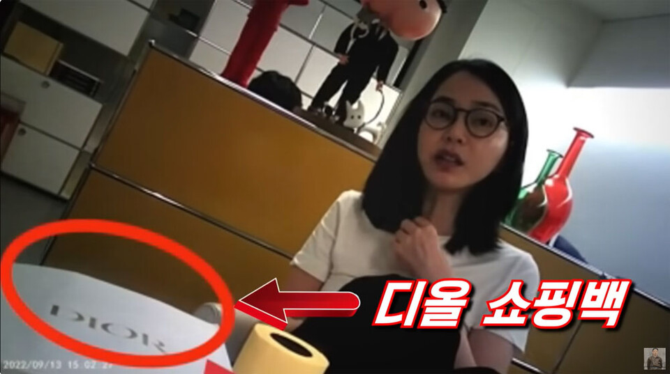 유튜브 채널 ‘서울의소리’는 지난해 11월 27일 윤석열 대통령 배우자 김건희 씨가 명품백을 수수했다는 의혹을 제기하며 관련 영상을 공개했다.