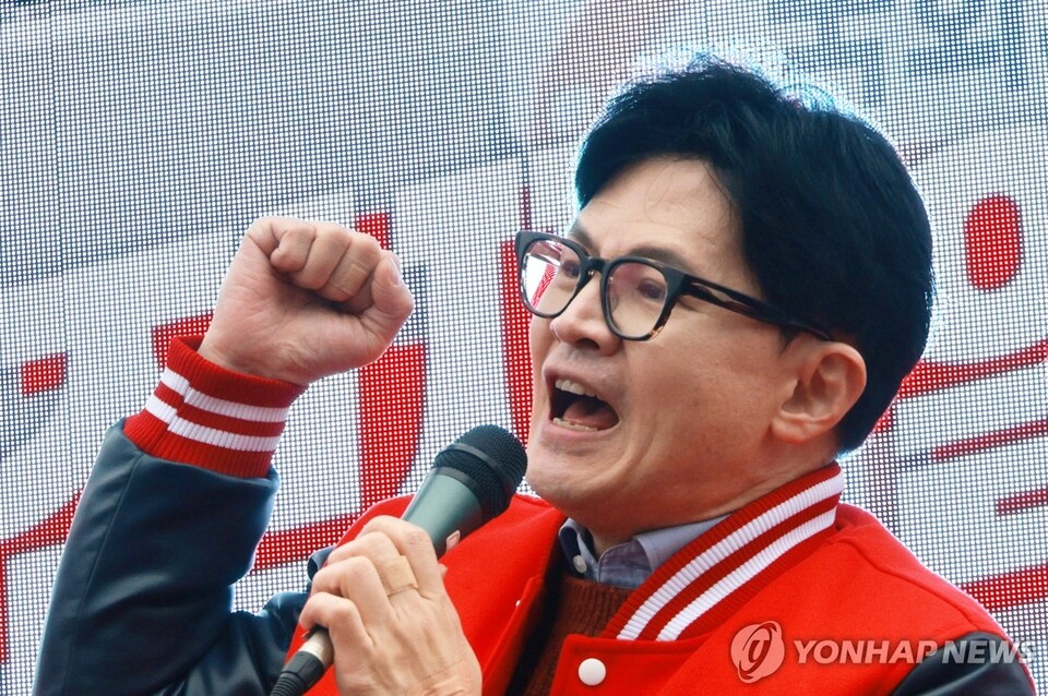 국민의힘 한동훈 비상대책위원장 겸 총괄 선거대책위원장이 3월 29일 경기 안양 만안구 삼덕공원 인근에서 안양시만안구 최돈익 후보 지지 발언을 하고 있다(연합뉴스)