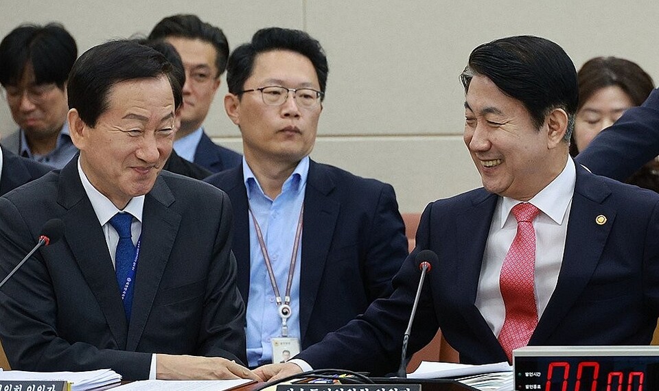 지난해 10월 당시 이동관 방송통신위원회 위원장(오른쪽)과 류희림 방송통신심의위원장이 국회에서 열린 국정감사에 참석해 서로 인사를 나누는 모습 (사진=연합뉴스)