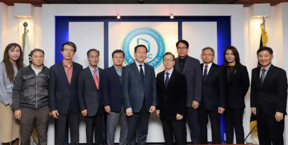 22대 총선 선거방송심의위원회. (왼쪽부터) 박애성 위원, 최철호 위원, 심재흔 위원, 손형기 위원, 최창근 전 부위원장, 류희림 방송통신심의위원회 위원장, 백선기 위원장, 권재홍 위원, 임정열 위원, 이미나 위원, 이현주 방송통신심의위원회 사무총장 (사진=방송통신심의위원회)