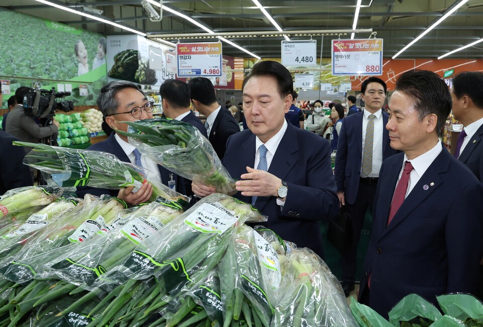 윤석열 대통령이 18일 서울 서초구 농협 하나로마트 양재점을 찾아 물가 현장 점검을 하고 있다 (사진=연합뉴스)