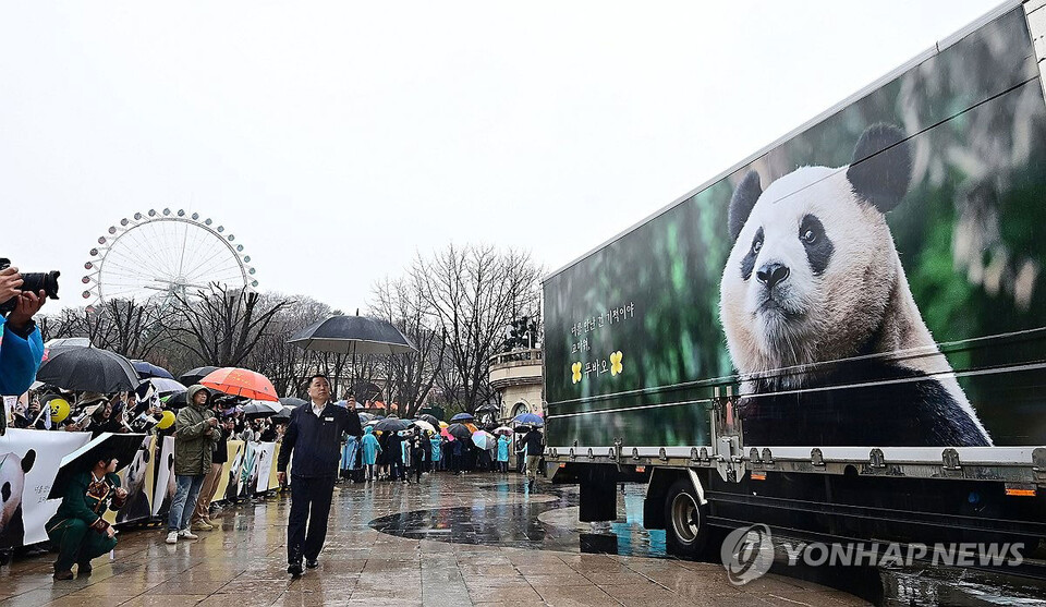 푸바오를 실은 특수차량이 3일 경기도 용인 에버랜드 장미원에서 팬들의 배웅을 받으며 이동하고 있다. (용인=연합뉴스)