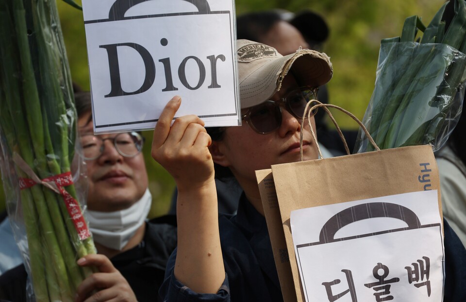 더불어민주당 지지자들이 지난 7일 서울 송파구 석촌호수 앞에서 조재희 후보를 지원 유세 중인 이재명 대표를 응원하는 모습 (사진=연합뉴스)