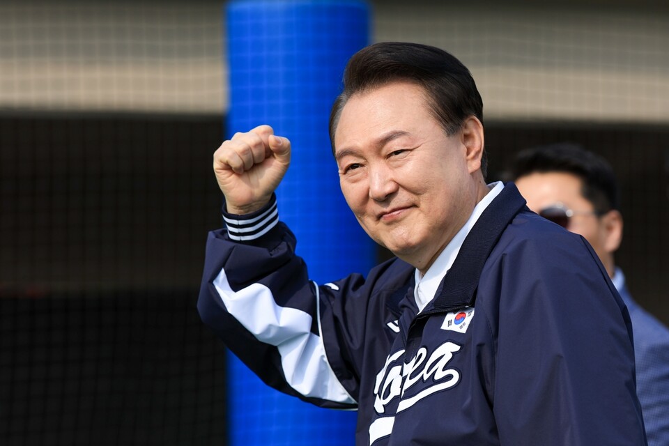 윤석열 대통령이 지난 6일 서울 용산어린이정원 스포츠필드에서 열린 리틀야구 시합을 참관한 뒤 참가 어린이들을 격려하며 주먹을 쥐어보이고 있다 (대통령실=연합뉴스)