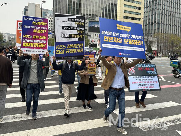 언론노조가 8일 광화문 일대에서 '입틀막을 거부한다! 언론자유 보장하라!' 선전전을 벌이고 있다.(사진=미디어스)