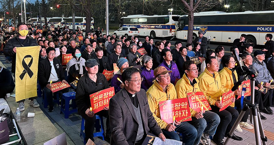 지난 4일 서울 여의도 KBS 본관 앞에서 열린 '세월호 참사 10주기 다큐 방영 촉구 및 언론장악저지를 위한 촛불 대회' (사진=전국언론노동조합 KBS본부)