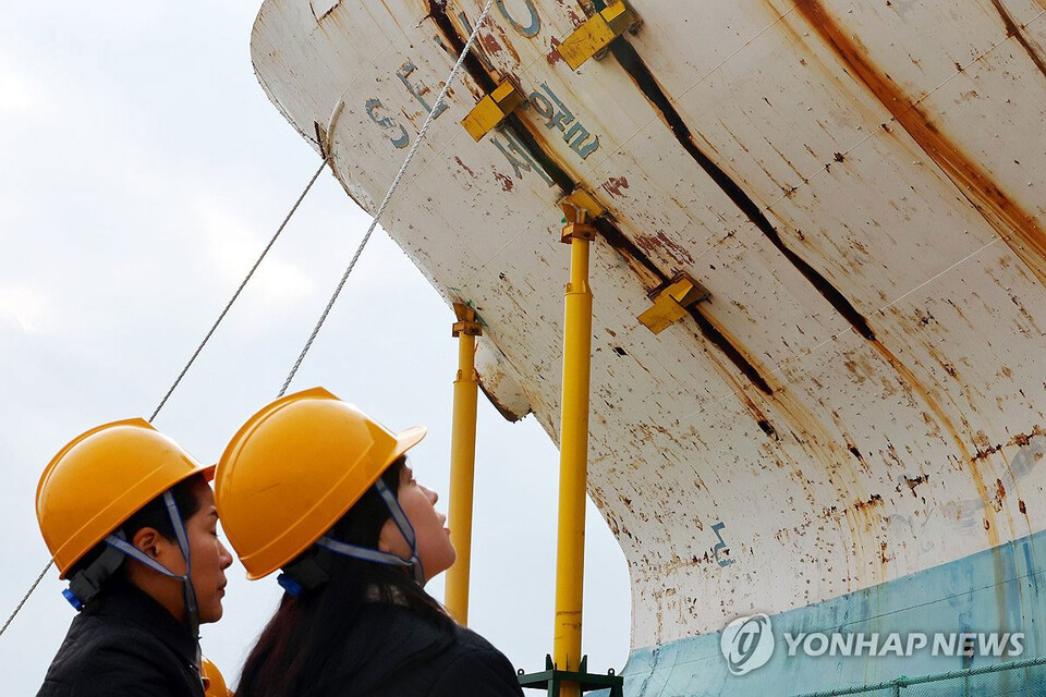 1월 2일 오후 세월호 선체가 거치된 전남 목포시 목포신항에서 4·16 세월호 참사 가족협의회·정의당 비상대책위윈회 관계자들이 세월호 선체를 둘러보고 있다. (목포=연합뉴스)