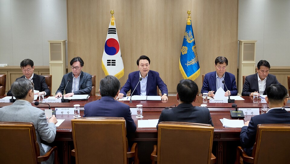 윤석열 대통령이 14일 서울 용산 대통령실 청사에서 열린 '중동 사태에 따른 긴급 경제·안보 회의'에서 발언하고 있다(대통령실=연합뉴스)