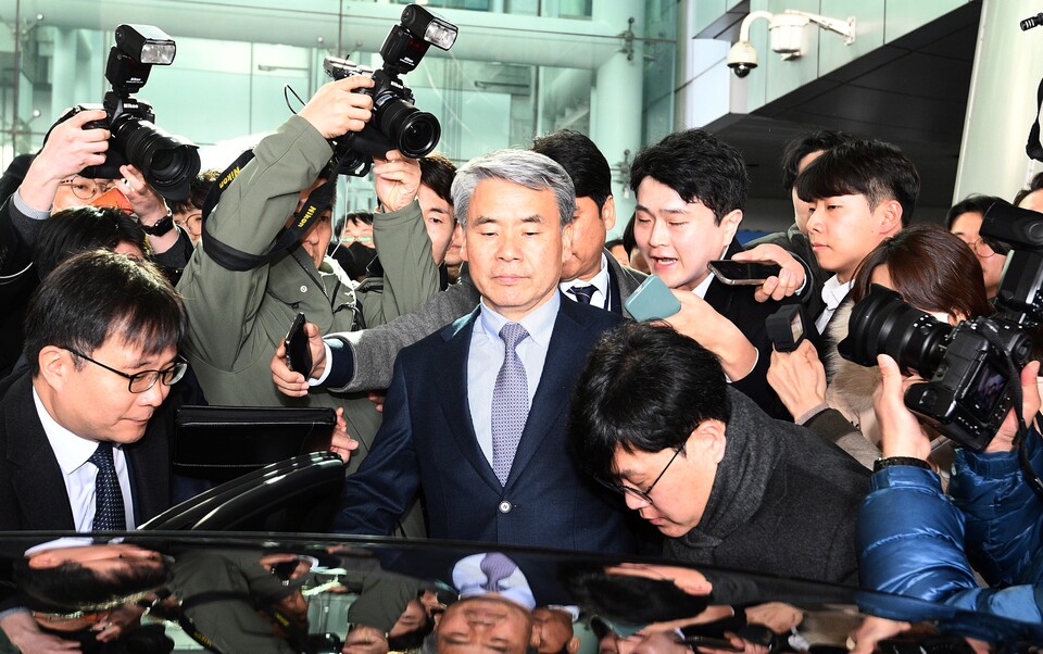 지난달 21일 해병대 채수근 상병 순직 사건 외압 의혹으로 수사받는 당시 이종섭 주호주대사가 인천 영종도 인천국제공항을 통해 귀국, 차량에 탑승하는 모습 (사진=연합뉴스)