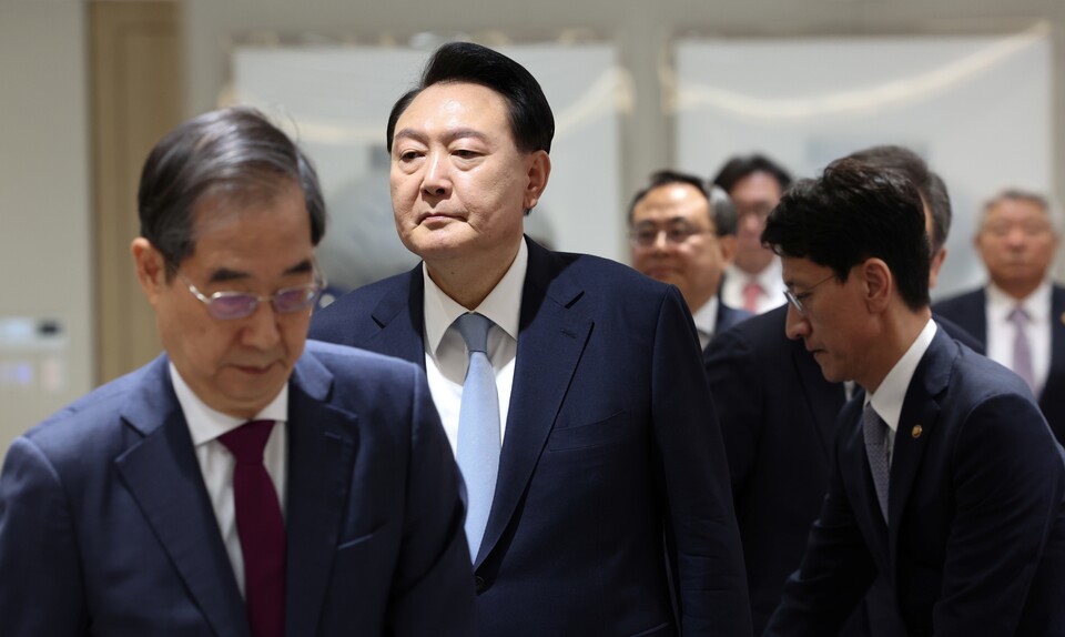 윤석열 대통령이 16일 서울 용산 대통령실 청사에서 열린 국무회의에 한덕수 국무총리와 함께 입장하고 있다 (사진=연합뉴스)