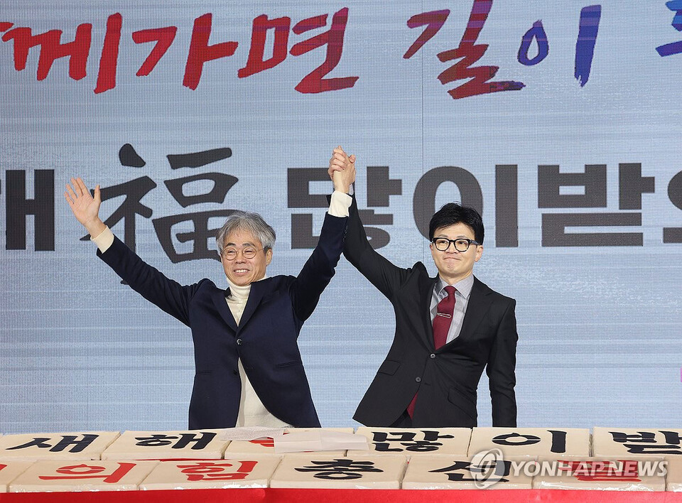 김경율 전 국민의힘 비대위원과 한동훈 전 국민의힘 비상대책위원장(사진=연합뉴스)