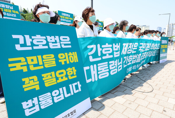 지난해 4월 대한간호협회 회원들이 서울 용산 대통령 집무실 앞에서 간호법 공포 촉구 기자회견을 하고 있다.(사진=연합뉴스)