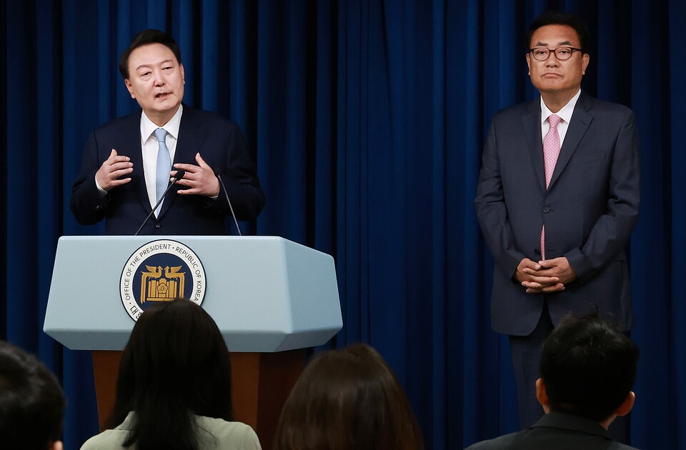 윤석열 대통령이 22일 서울 용산 대통령실 청사에서 열린 인사브리핑에서 신임 대통령 비서실장으로 임명된 국민의힘 정진석 의원을 소개하고 현안 관련 취재진의 질문에 답하고 있다 (사진=연합뉴스)