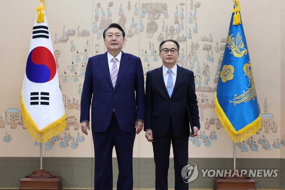 윤석열 대통령이 지난 2022년 9월 16일 서울 용산 대통령실 청사에서 이원석 검찰총장에게 임명장을 수여한 뒤 기념촬영을 하는 모습 (사진=연합뉴스)