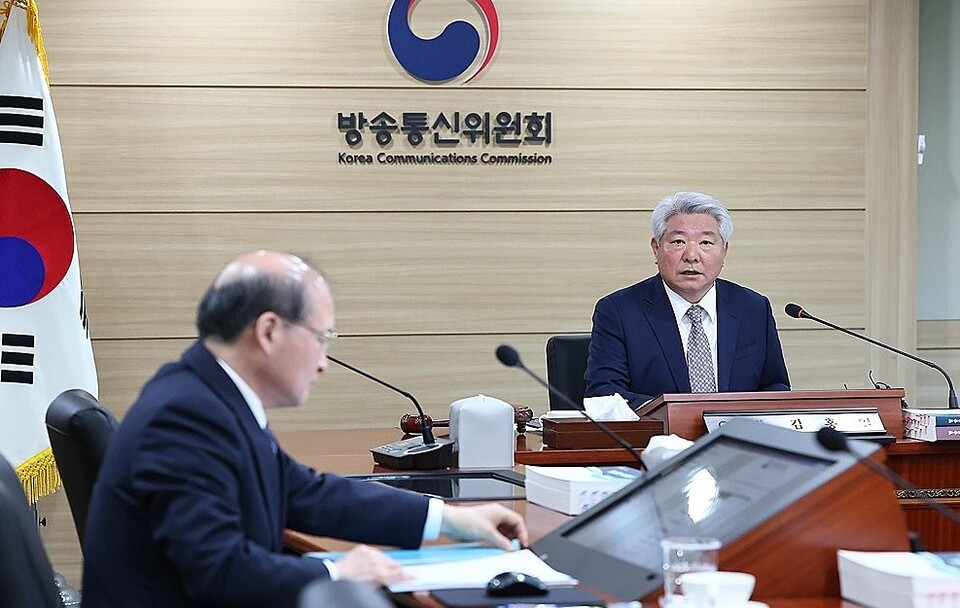 방송통신위원회 김홍일 위원장과 이상인 부위원장이 전체회의를 진행하는 모습 (사진=연합뉴스)